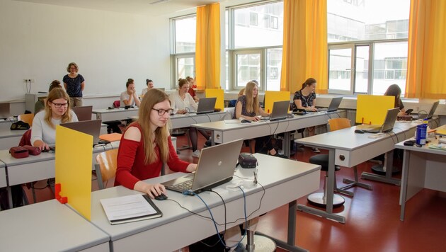 Ebenfalls Abschluss: Rund 1000 Schüler in Berufsbildenden Schulen wie der HAK Kirchdorf (Bild: Haijes Jack)