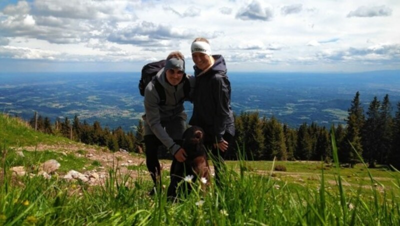 Thorsten Röcher mit seiner Miriam und mit Hund Nala am Schöckl. (Bild: zVg/Röcher)