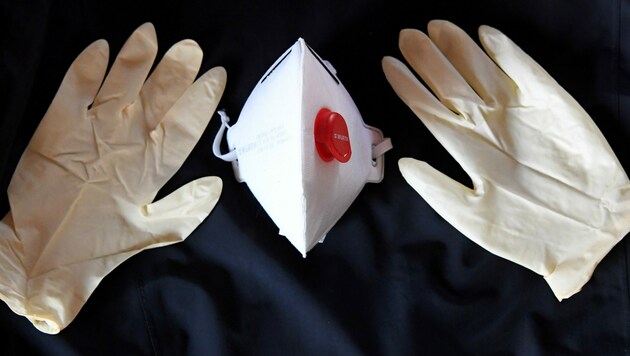 Das rote Kreuz verteilt die Masken an die 7000 Mitarbeiter (Symbolbild). (Bild: APA/dpa/Carsten Rehder)