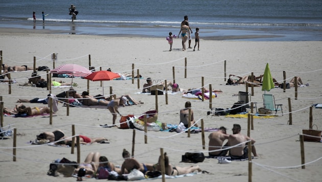 Franzosen an einem Strand in Südfrankreich - hier werden wohl auch im Sommer viele Franzosen ihren Urlaub verbringen. (Bild: AP)
