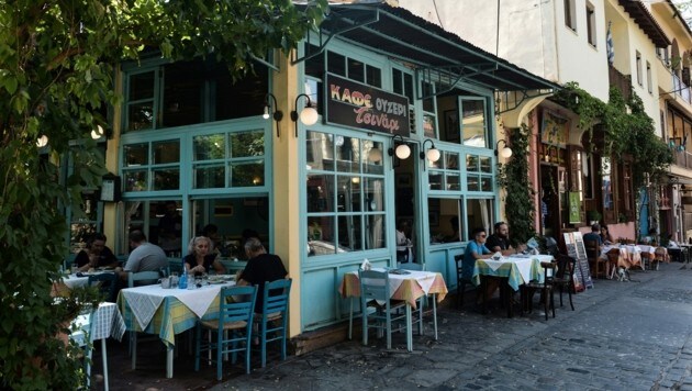 Die bei Einheimischen und Touristen beliebten griechischen Tavernen öffnen wieder, während sich Griechenland auf den Neustart des Tourismus vorbereitet. (Bild: AFP )