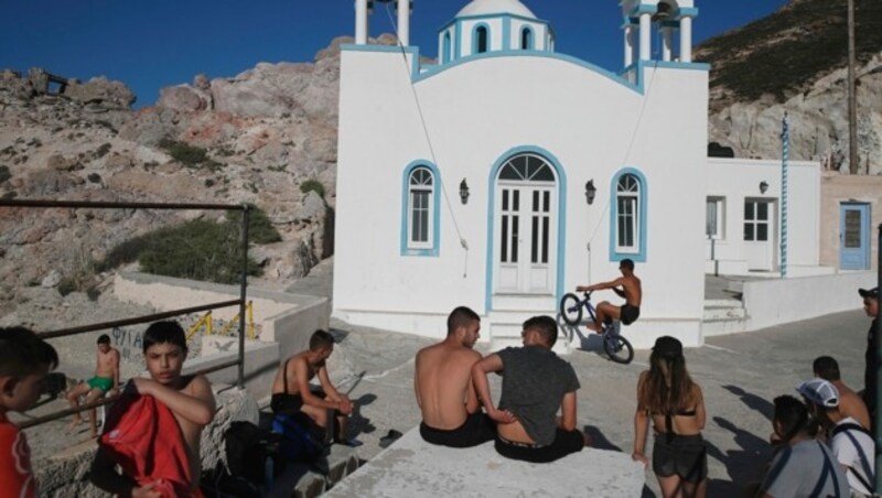 Die griechische Insel Milos: Auf den Ägäisinseln warten die Einheimischen sehnsüchtig auf Touristen, die für viele Menschen den Großteil ihrer Einnahmen ausmachen. (Bild: AP)