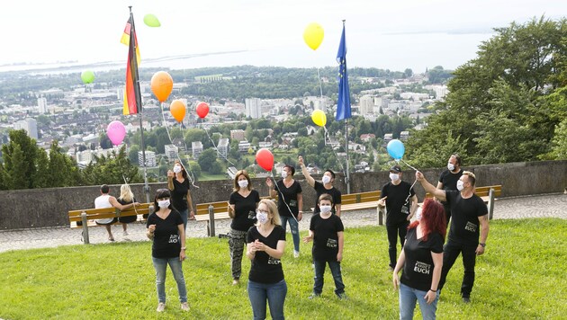Luftballons wurden am Gebhardsberg in Bregenz in Gedenken an die Vermissten gen Himmel geschickt. (Bild: Mathis Fotografie)