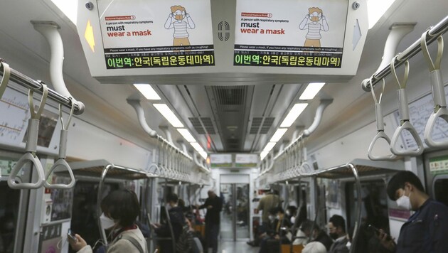 In den U-Bahnen wird die Maskenpflicht auf elektronischen Bildschirmen angezeigt. (Bild: AP)