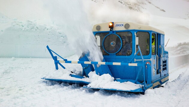 Mehr als 400.000 Kubikmeter Schnee mussten heuer bewegt werden. (Bild: grossglockner.at/Franz Neumayr )