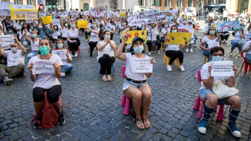 Krankenschwestern protestieren in Rom (Bild: AP)