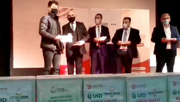 Während des Ramadan wurden unter „Corona-Hilfe“ Lebensmittel und 200-Euro-Gutscheine an türkische Studenten in Österreich verteilt, bezahlt von der AKP-Regierung. Botschafter Ozan Ceyhun (2. v. li.) würdigte diese Hilfssendungen. (Bild: zVg)