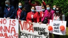 Laudamotion-Bordmitarbeiter protestieren gegen das Vorgehen der Gewerkschaft. (Bild: APA/AVIATIONNETONLINE/JAN GRUBER)