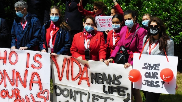 Laudamotion-Bordmitarbeiter protestieren gegen das Vorgehen der Gewerkschaft. (Bild: APA/AVIATIONNETONLINE/JAN GRUBER)