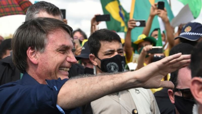 Brasiliens Staatschef Jair Bolsonaro trägt ähnlich gern Schutzmasken wie sein US-Amtskollege. (Bild: APA/AFP/EVARISTO SA)