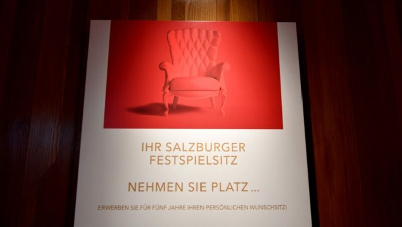 Ein Plakat mit der Aufschrift „Ihr Salzburger Festspielsitz. Nehmen sie Platz...“ (Bild: APA/BARBARA GINDL)