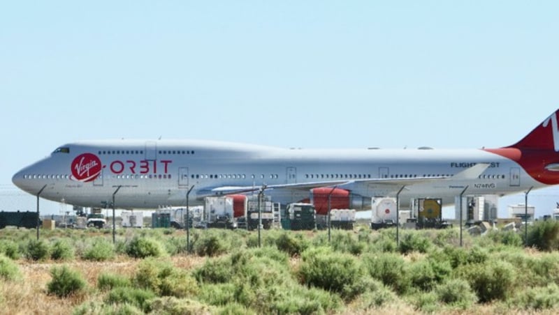 Die Virgin-Orbit-Boeing 747-400 mit dem Namen Cosmic Girl bei den Vorbereitungen für den schließlich gescheiterten Versuch (Bild: AP)