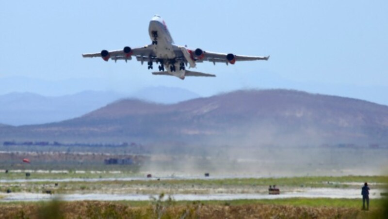 Die Virgin-Orbit-Boeing Cosmic Girl startet mit der Rakete, die in einer Höhe von 10.000 Metern ausgeklinkt werden sollte. Kurz nach dem Start musste abgebrochen werden. (Bild: Associated Press)