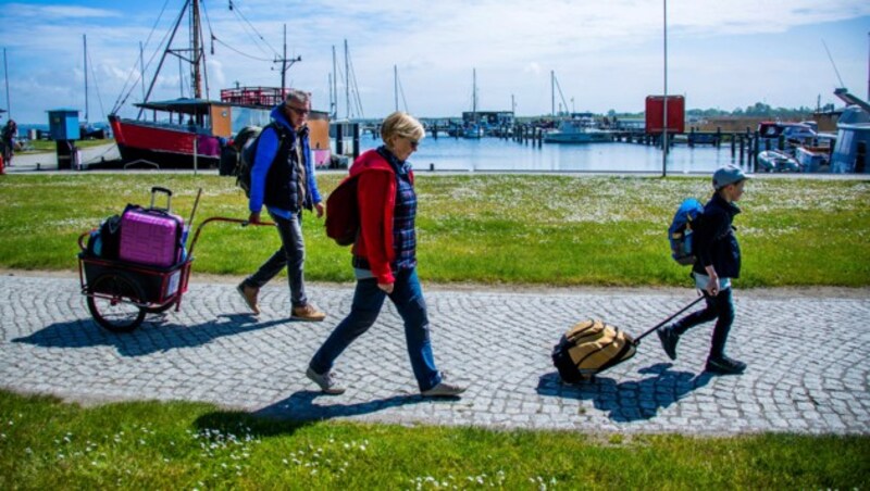 Deutsche Touristen dürfen heuer im Sommer nicht nur im eigenen Land, wie hier auf der Ostseeinsel Hiddensee, Urlaub machen, sondern aufgrund der Aufhebung der Reisewarnung auch in zumindest 31 anderen Ländern. (Bild: AP)