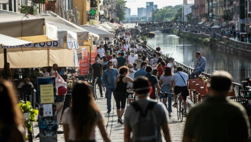 Während die EU noch nach einer gemeinsamen Linie für den Neustart des Tourismus sucht, genossen die Menschen in Mailand am Sonntag bereits das schöne Wetter im Freien nach der Lockerung der Corona-Maßnahmen in Italien. (Bild: AP)