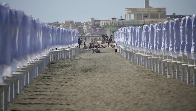Derzeit sind die Sonnenschirme an Italiens Stränden noch nicht geöffnet, aber geht es nach Außenminister Luigi Di Maio, soll der Neustart des Tourismus am 15. Juni in der ganzen EU erfolgen. (Bild: AP)