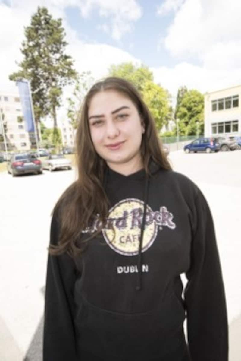 Lana Kickenweitz, 17: „Mir ging es bei der Matura eigentlich sehr gut, die Themenpakete fand ich in Ordnung. Zeitlich bin ich mit meiner Arbeit super zurecht
 gekommen, und die Hygienemaßnahmen waren für mich kein großer Stress.“ (Bild: © Elmar Gubisch)