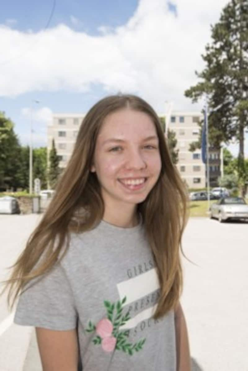 Laura Gosch, 18: „Die Atmosphäre war trotz all der Umstände - Masken tragen beim Eingang, Hände desinfizieren und lüften - sehr entspannt. Die Matura selbst habe ich, denke ich, gut geschafft. Aber ich bin natürlich auch glücklich, dass der erste Prüfungstag jetzt vorbei ist.“ (Bild: © Elmar Gubisch)