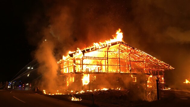 Inferno nach einer Brandlegung (Bild: ZOOM.TIROL)