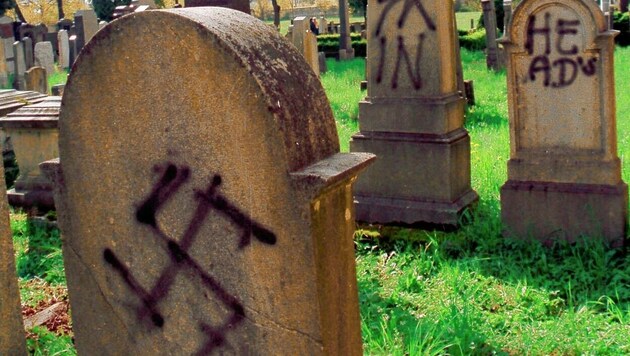 Beschmiert: Hakenkreuze auf einem jüdischen Friedhof (Bild: HELGE O. SOMMER)