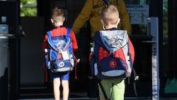 Rund 65.000 Kinder drücken in OÖ die Volksschulbank. Eine Lehrerin, die ihren Beruf liebt, ortet Probleme. (Bild: APA/HELMUT FOHRINGER)