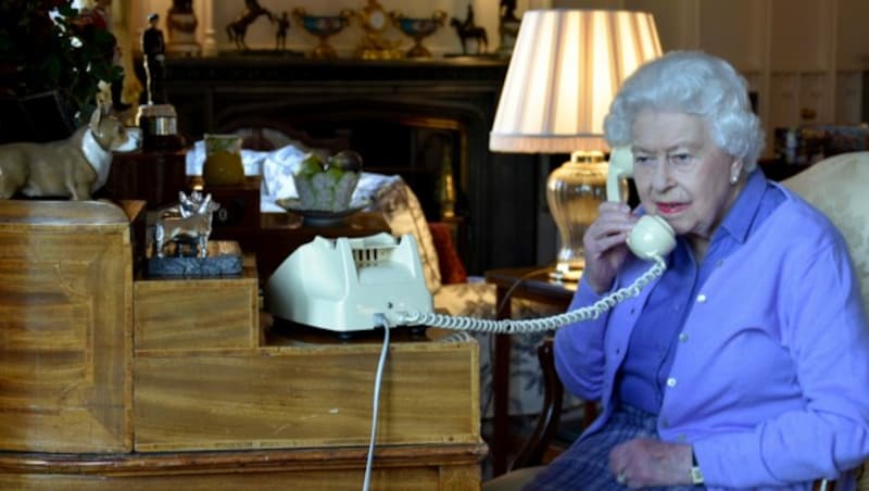 Queen Elizabeth II. auf Schloss Windsor bei einem Telefonat mit Boris Johnson (Bild: APA/AFP PHOTO / BUCKINGHAM PALACE)