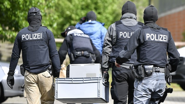 Die deutsche Polizei durchsuchte Wohnungen von mutmaßlichen Mitgliedern der Reichsbürger-Bewegung. (Bild: AP)