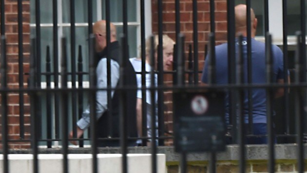 Boris Johnson kehrt nach einer Laufrunde in die Downing Street zurück. (Bild: Evening Standard / Eyevine / picturedesk.com)