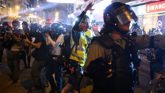 In diesem Archivfoto aus dem September 2019 geht die Polizei in Hongkong mit Pfefferspray gegen Demonstranten vor. (Bild: AFP)