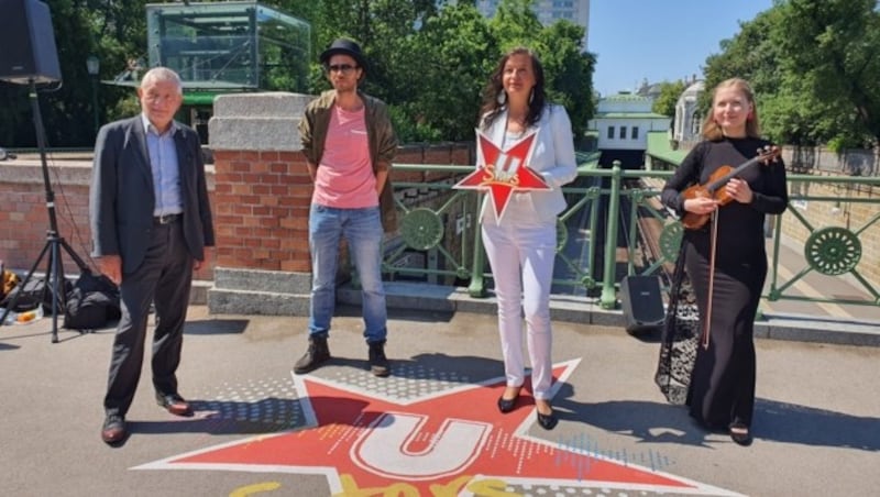 Wiener-Linien-Geschäftsführer Günter Steinbauer (li.) und Öffi-Stadträtin Ulli Sima (mi.) mit den U-Bahn-Stars Lisanne Altrov von Violin Duo und Damion Lee (Bild: Julia Ichner)