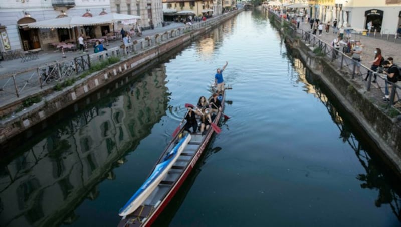 Im Ausgehviertel Naviglio in Mailand ist schon wieder mehr Betrieb, obwohl die Menschen in Italien noch immer sehr vorsichtig sind. (Bild: AP)