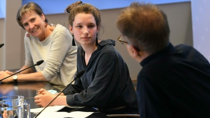 Gesundheitsminister Rudolf Anschober (Grüne), Schülerin Pauline und Allgemeinmedizinerin Susanne Rabady (Bild: APA/HELMUT FOHRINGER)