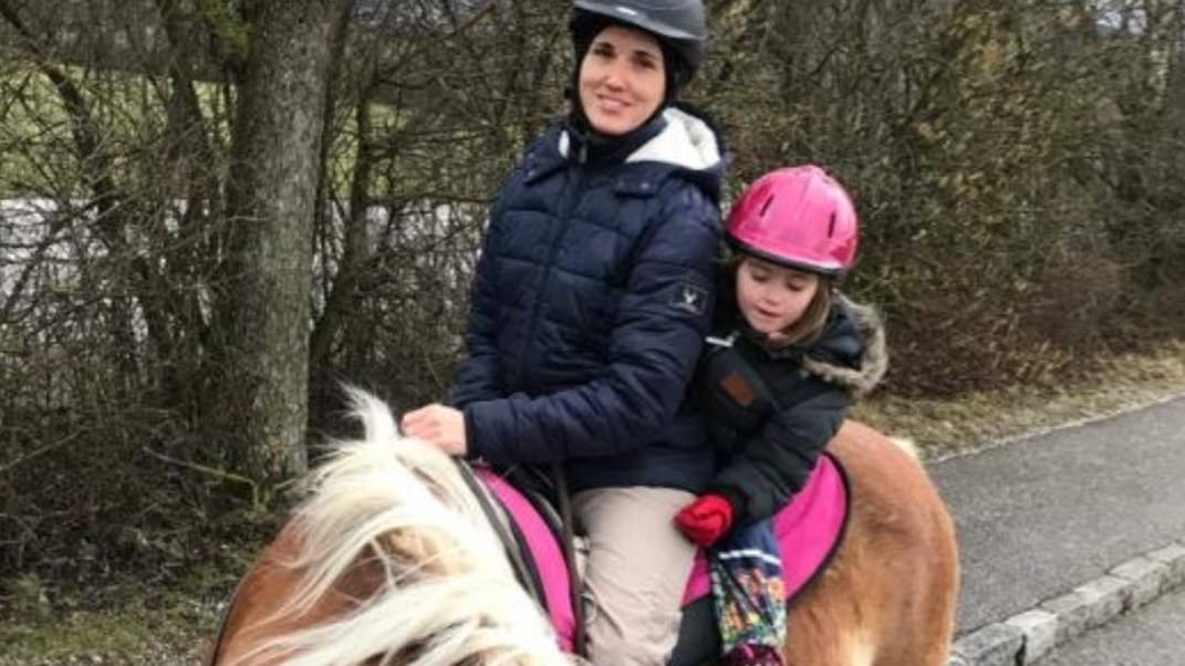 Martina Mimler kann noch auf Stute Anka reiten, manchmal auch mit der Tochter. (Bild: ZVG)