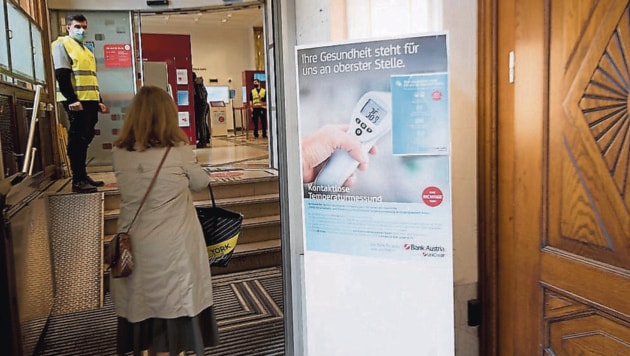 Bis ins Foyer der Bank-Austria-Filialen gelangt man noch ohne Fieber messen, weiter geht‘s nur nach erfolgtem Temperatur-Check. (Bild: © Elmar Gubisch)