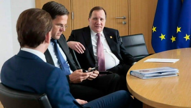 Sebastian Kurz mit den Premiers der Niederlande, Mark Rutte, und von Schweden, Stefan Löfven (Bild: AFP)