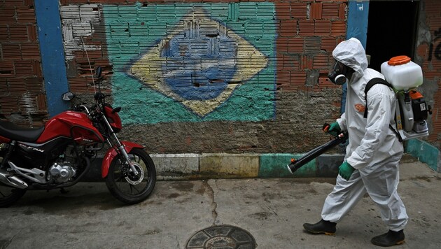 Straßen werden desinfiziert. (Bild: AFP)