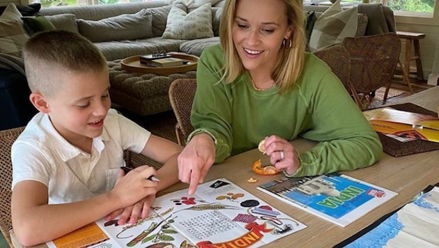 Reese Witherspoon träumt beim Geografie-Unterricht mit Sohn Tennessee vom nächsten Urlaub. (Bild: instagram.com/reesewitherspoon)