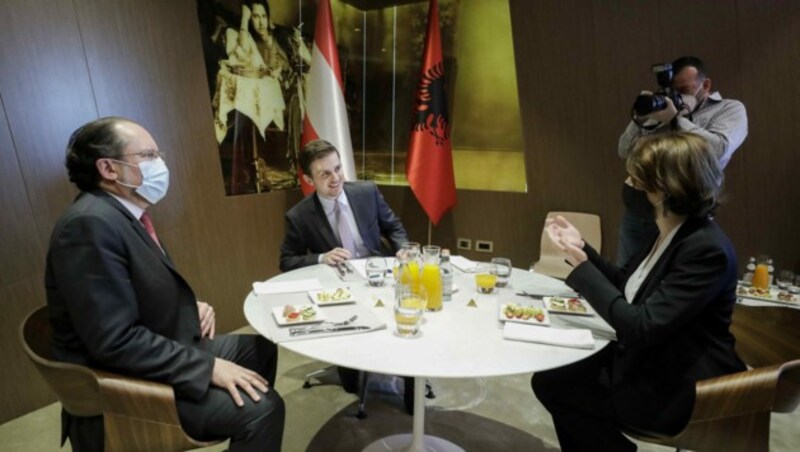 Edtstadler und Schallenberg wollen mit dem Besuch ein „Zeichen der Solidarität“ setzen. (Bild: APA/BKA/ANDY WENZEL)