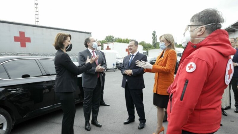 Die österreichische Delegation bei der Übergabe von Hilfsgütern in Serbien. (Bild: APA/BKA/ANDY WENZEL)