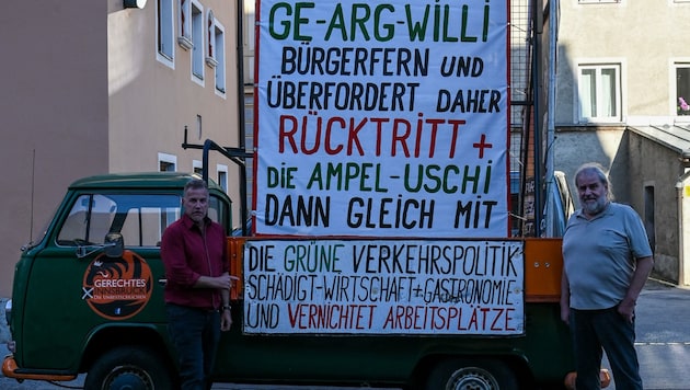 Von Gerald Depaoli (li) kam für Franz Litterbach Unterstützung mit einem Plakat. (Bild: zeitungsfoto.at/Liebl Daniel)
