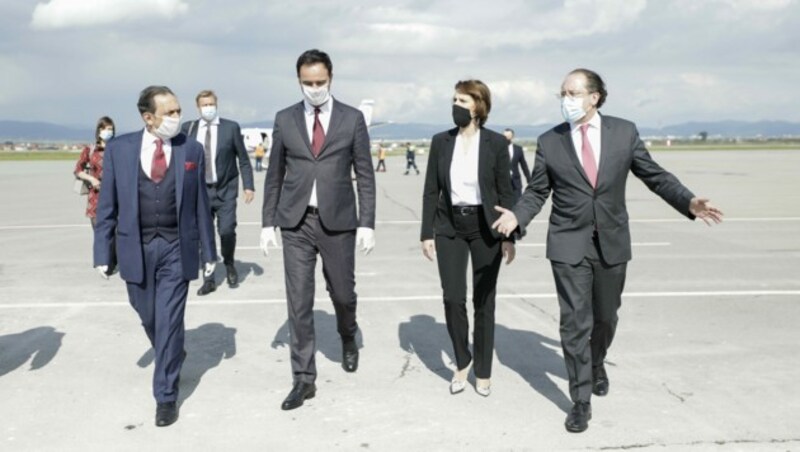 Außenminister Alexander Schallenberg und Europaministerin Karoline Edtstadler mit ihren Amtskollegen aus dem Kosovo. (Bild: APA/BKA/ANDY WENZEL)