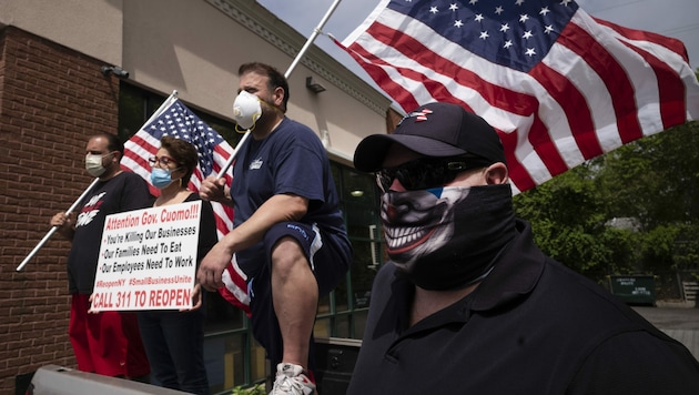 Demonstranten fordern den Gouverneur von New York dazu auf, die Geschäfte wieder aufzusperren. (Bild: AP)