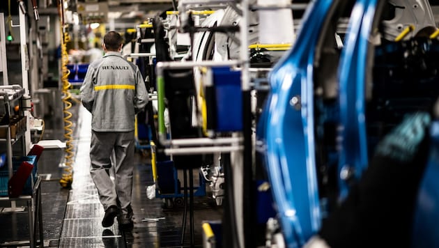 Der angeschlagene französische Autohersteller Renault will weltweit rund 15.000 Arbeitsplätze abbauen. (Bild: AFP)