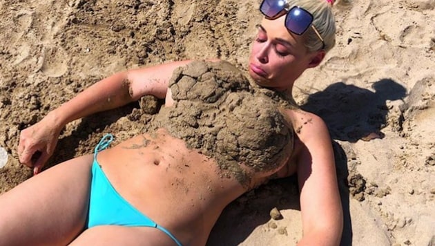 Daniela Katzenberger zeigte ihre „Sand-Berge“. (Bild: instagram.com/danielakatzenberger)