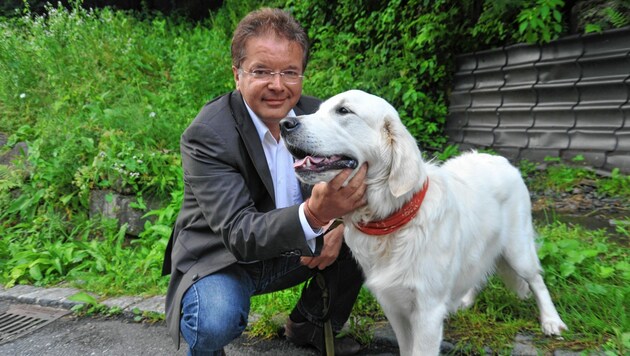 Tierfreund Rudi Anschober mit Hund (Bild: Horst Einöder)