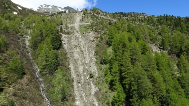 Die Abbruchstelle befindet sich 500 Meter oberhalb der B186 Ötztalstraße zwischen Zwieselstein und Untergurgl. (Bild: Land Tirol)