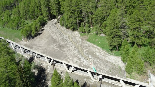Dieses Bild wurde einen Tag nach dem Felssturz aufgenommen. (Bild: Land Tirol)