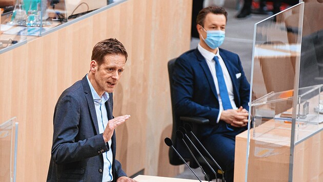 SPÖ-Finanzsprecher Kai Jan Krainer deckte einen groben Formalfehler auf, der Finanzminister Gernot Blümel (ÖVP) ziemlich schlecht dastehen ließ - nun schießt die Volkspartei zurück. (Bild: EXPA/Florian Schroetter)