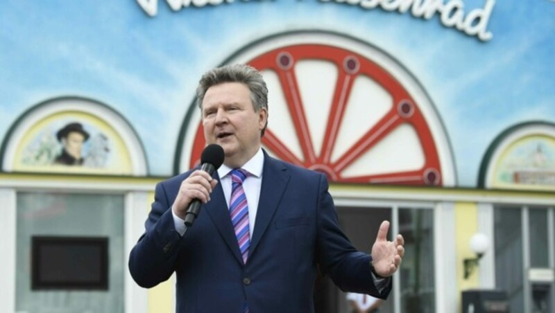 Der Wiener Bürgermeister Michael Ludwig (SPÖ) vor dem Riesenrad in Wien (Bild: APA/ROBERT JAEGER)