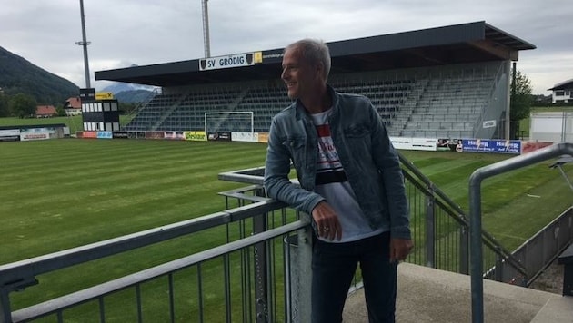 Heimo Pfeifenberger an seinem ehemaligen und künftigen Arbeitsplatz: Das ehemalige Bundesliga-Stadion in Grödig. (Bild: Herbert Struber)